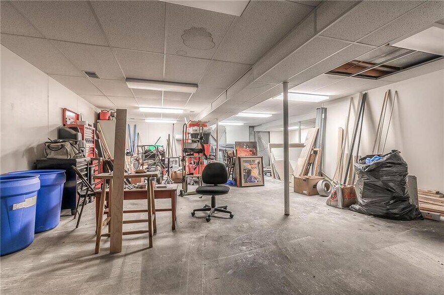 More Photos Of 4 W Monroe St, Buckner Office For Lease