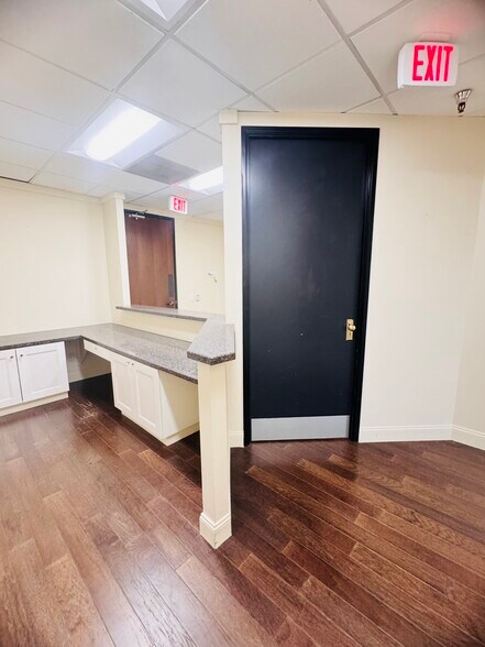 More Photos Of 21731 Ventura Blvd, Woodland Hills Medical For Lease