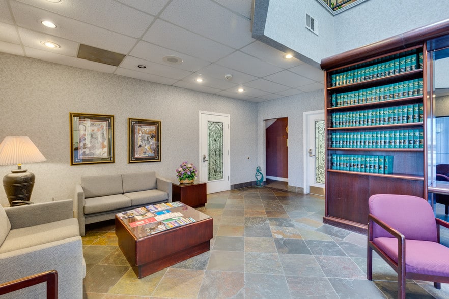 More Photos Of 844 E Sahara Ave, Las Vegas Loft Creative Space For Lease