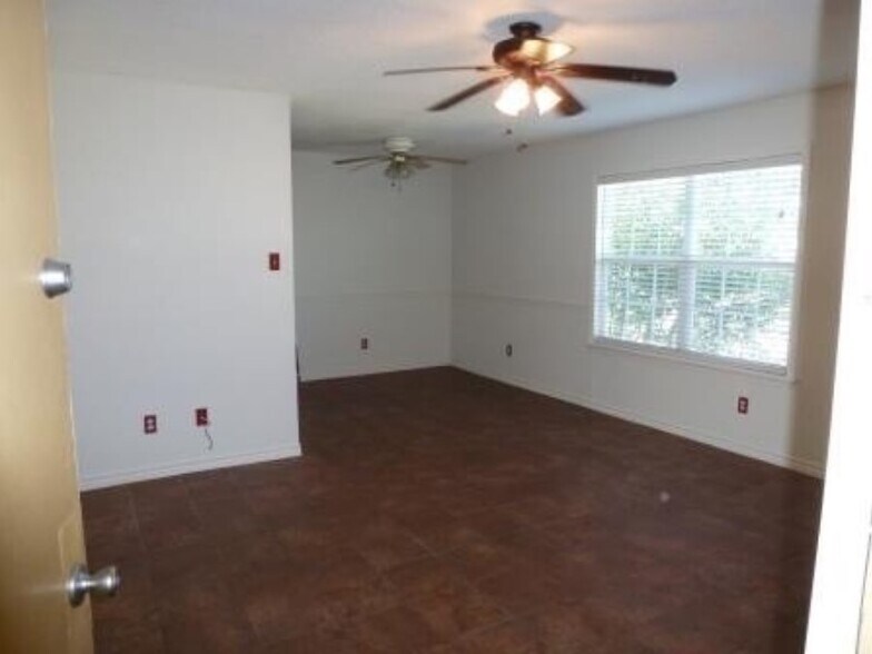 More Photos Of 803-805 Oran Cir, Bryan Apartments For Sale