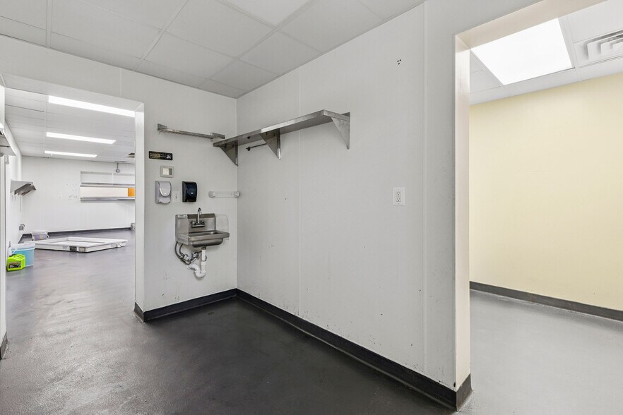 More Photos Of 102 N Rogers St, Aberdeen Restaurant For Sale