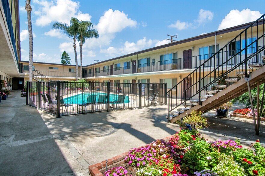 More Photos Of 415 E 2nd St, Tustin Apartments For Sale