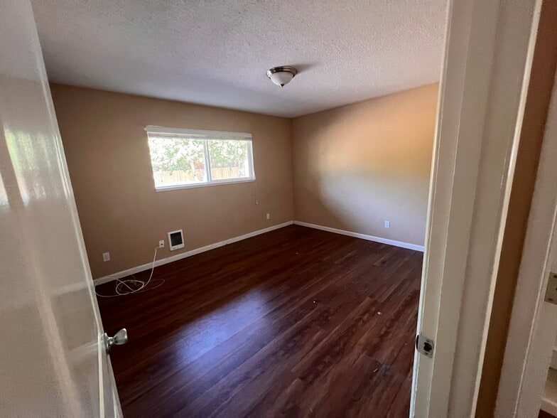 More Photos Of 271 Clay St E, Monmouth Apartments For Sale