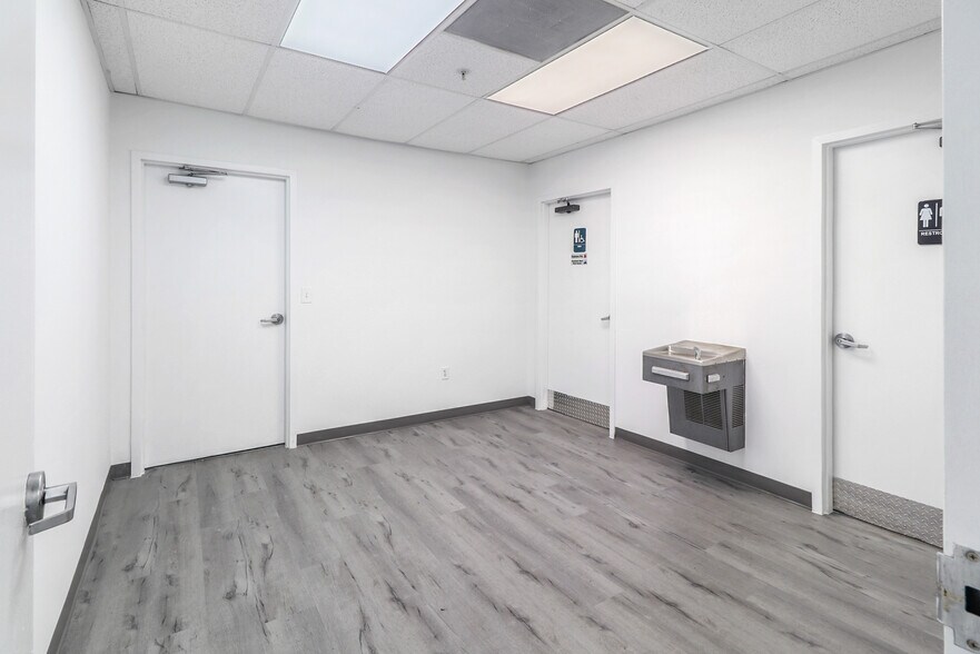 More Photos Of 955 NW 159th Dr, Miami Warehouse For Lease