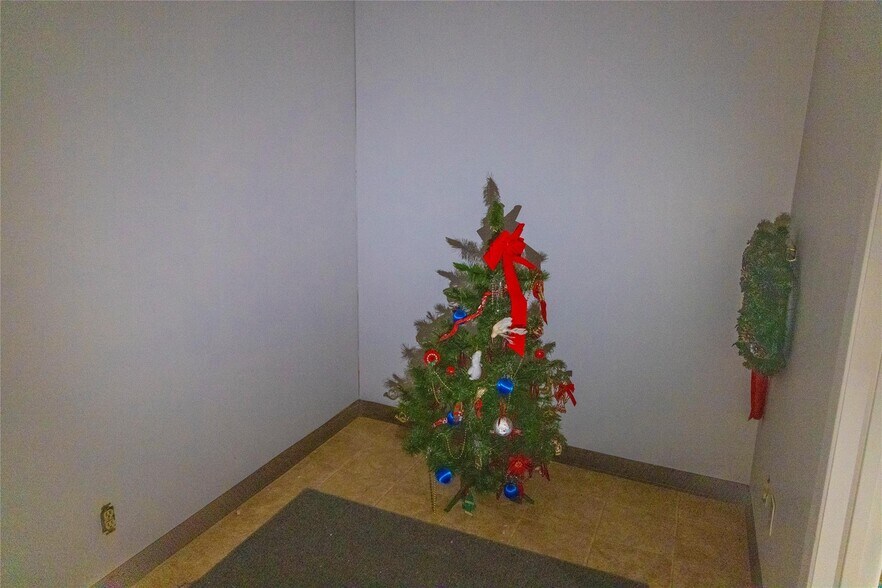 More Photos Of 1006 Halsell St, Bridgeport Flex For Sale