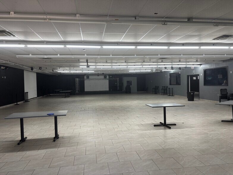 More Photos Of 2411 N Summit St, Arkansas City Freestanding For Lease