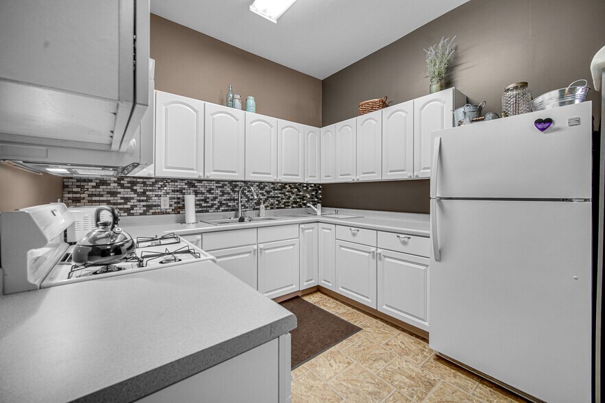 More Photos Of 165 E Robbins St, Wheatfield Medical For Sale