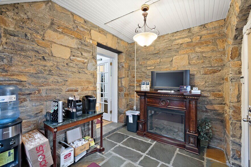 More Photos Of 112 Capitol Trl, Newark Medical For Sale