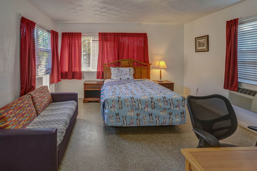 More Photos Of 1743 Wiley St, Hollywood Hotel For Sale
