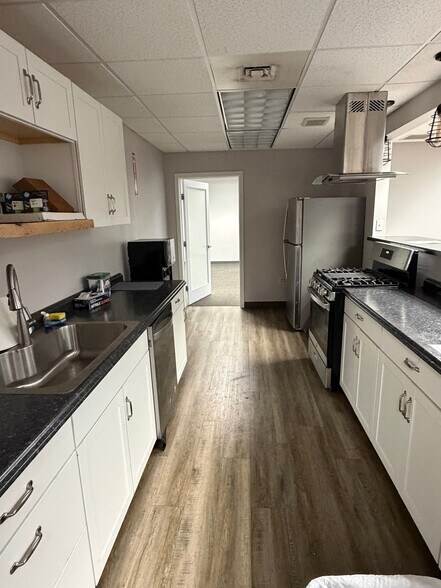 More Photos Of 401 E Amherst St, Buffalo Light Distribution For Lease