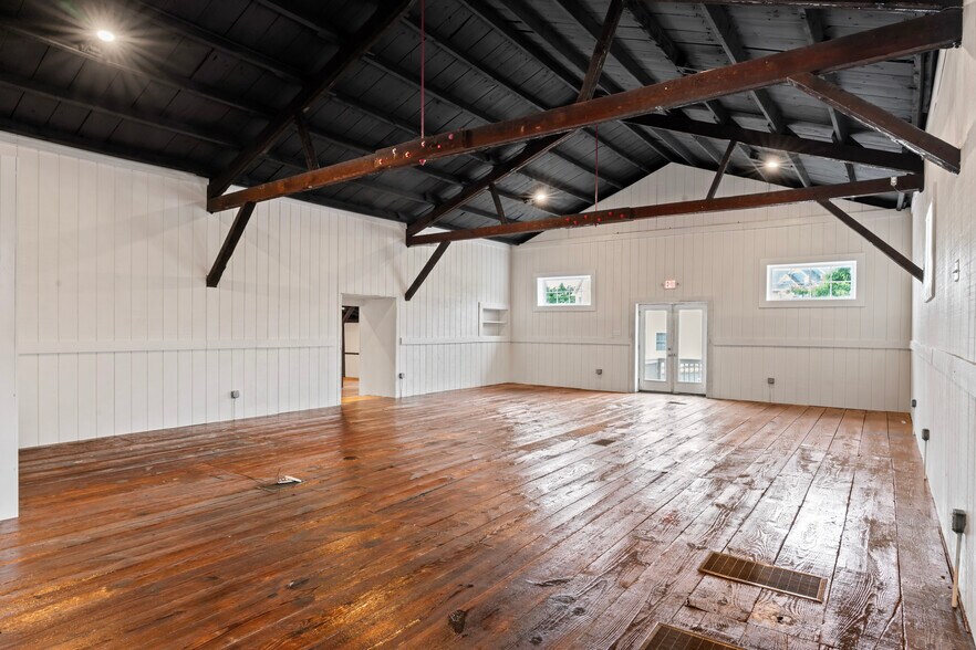 More Photos Of 20704 Ashburn Rd, Ashburn Unknown For Lease