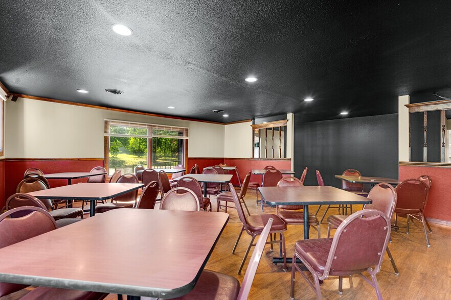 More Photos Of 2079 State Road Y, Linn Creek Restaurant For Sale
