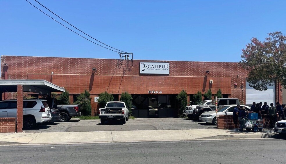 Primary Photo Of 9644 Lurline Ave, Chatsworth Warehouse For Lease