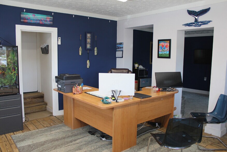 More Photos Of 3736 George Washington Memorial Hwy, Hayes General Retail For Sale