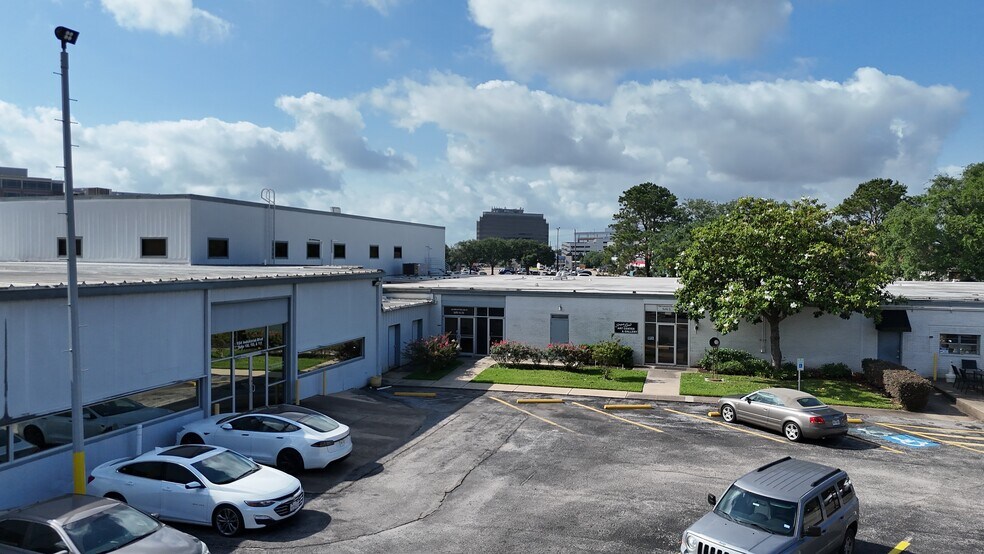 More Photos Of 104 Industrial Blvd, Sugar Land Showroom For Lease