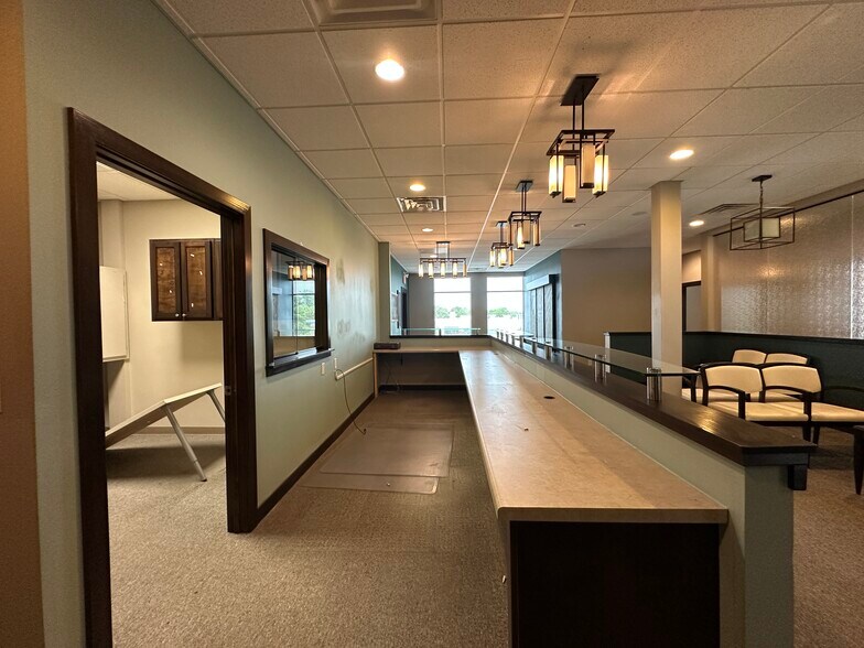 More Photos Of 673 Westbury Dr, Iowa City Storefront Retail Office For Sale