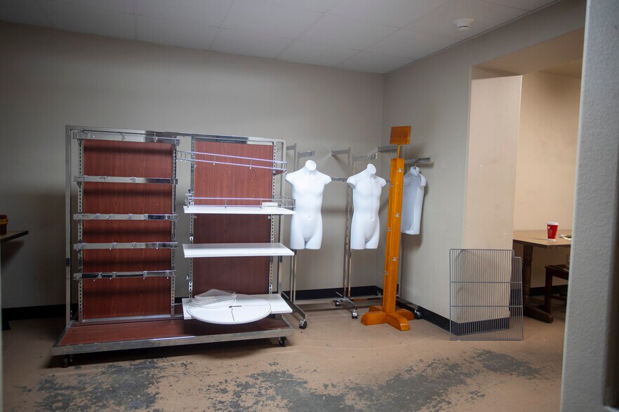 More Photos Of 25000 US 59 Rd, El Campo Flex For Sale