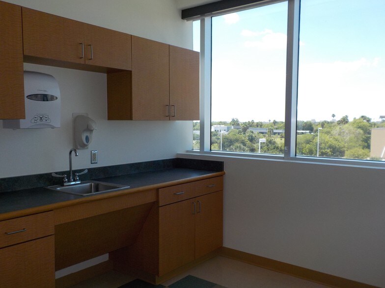 More Photos Of 5700 N Exp 77/83, Brownsville Medical For Lease