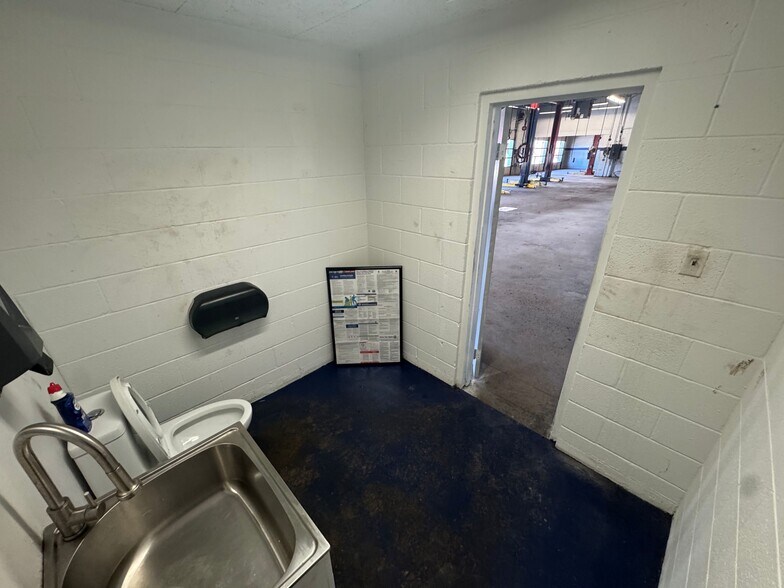 More Photos Of 2779 W Central Ave, Toledo Auto Repair For Lease