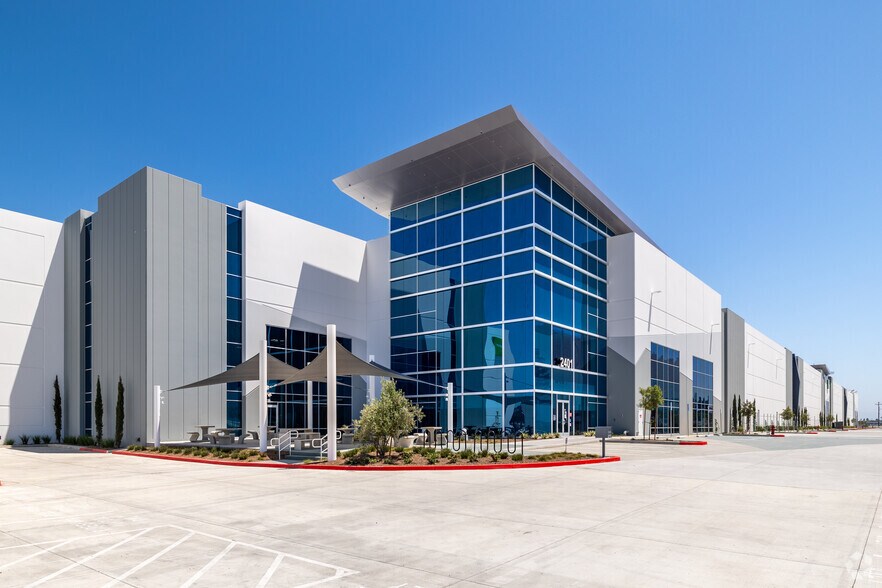 More Photos Of 2401 E Wardlow Rd, Long Beach Warehouse For Lease