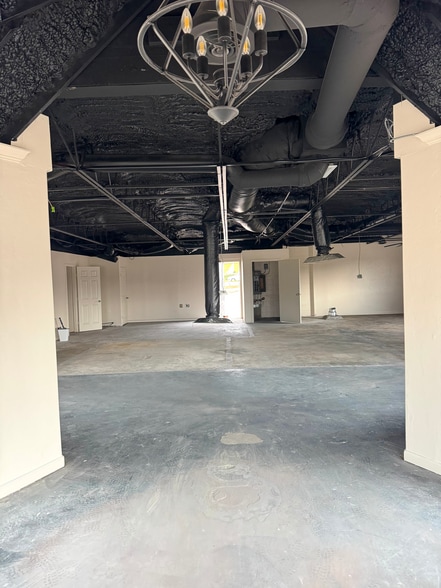 More Photos Of 200 S Fretz Ave, Edmond General Retail For Lease