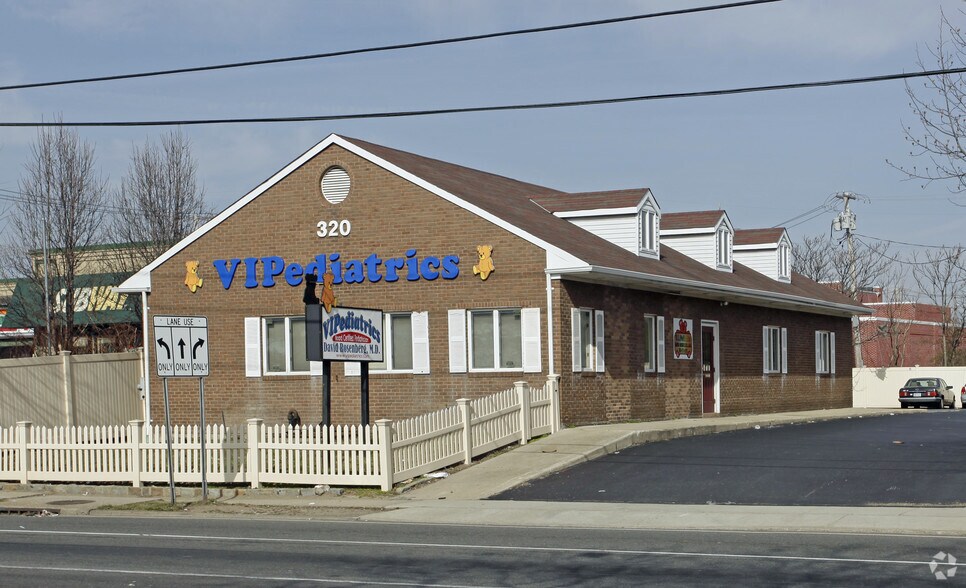 Primary Photo Of 320 Peninsula Blvd, Cedarhurst Medical For Lease