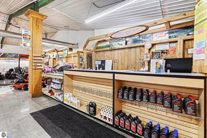 More Photos Of 414 S Mitchell St, Cadillac General Retail For Lease