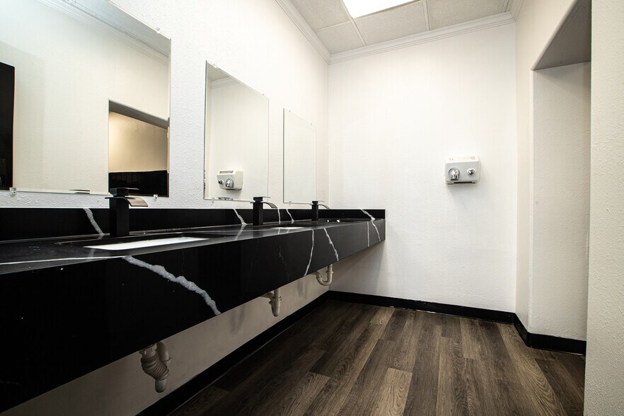 More Photos Of 802 Crosstimbers, Houston General Retail For Sale