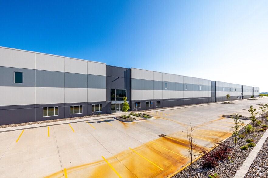 More Photos Of 7400 SE Convenience Blvd, Ankeny Warehouse For Lease