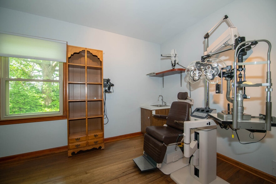 More Photos Of 950 W Jefferson St, Franklin Medical For Lease