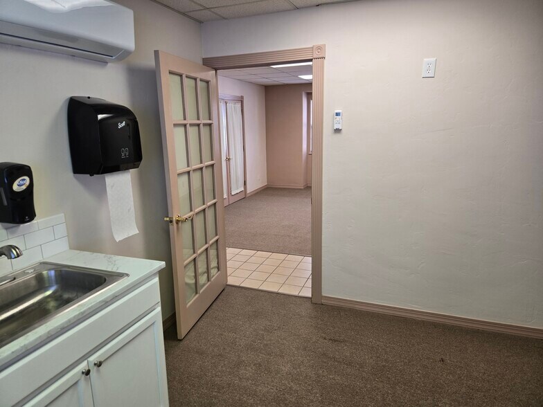 More Photos Of 318 W Highland St, Shawnee Office For Lease