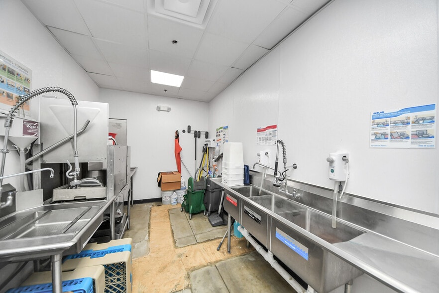 More Photos Of 30625 Kingsland Blvd, Brookshire Storefront For Sale