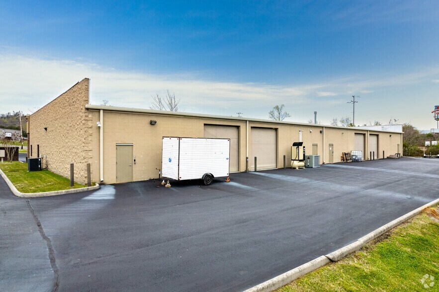 More Photos Of 14208 Hickory Creek, Lenoir City Light Distribution For Lease