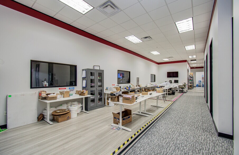 More Photos Of 9330 Kirby Dr, Houston Research And Development For Lease