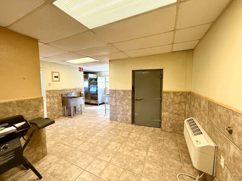 More Photos Of 903 15th St, Ozona General Retail For Sale
