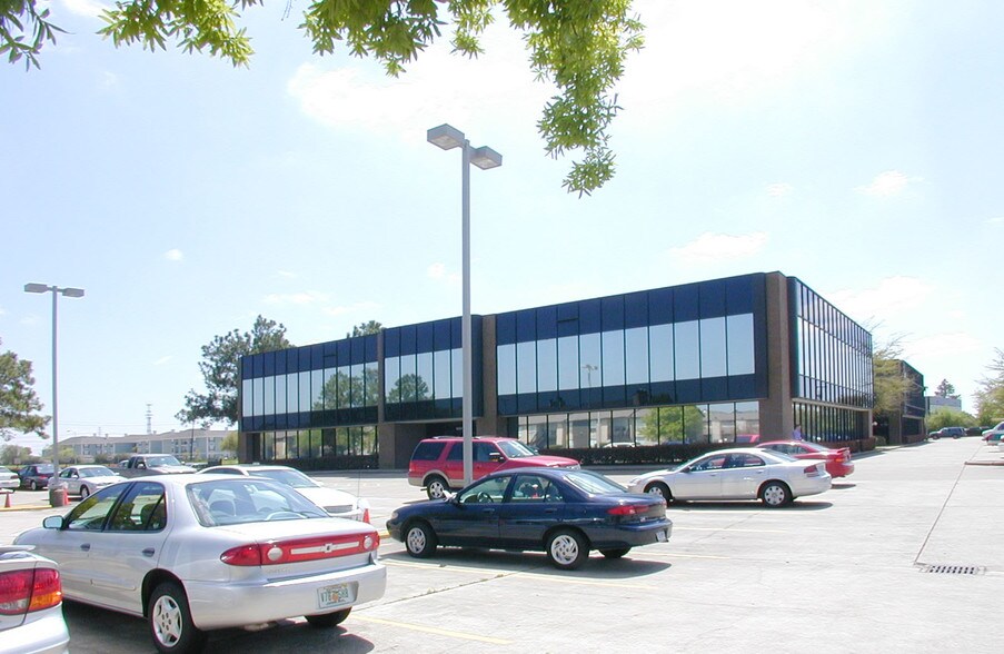 More Photos Of 16850 Saturn Ln, Houston Office For Lease