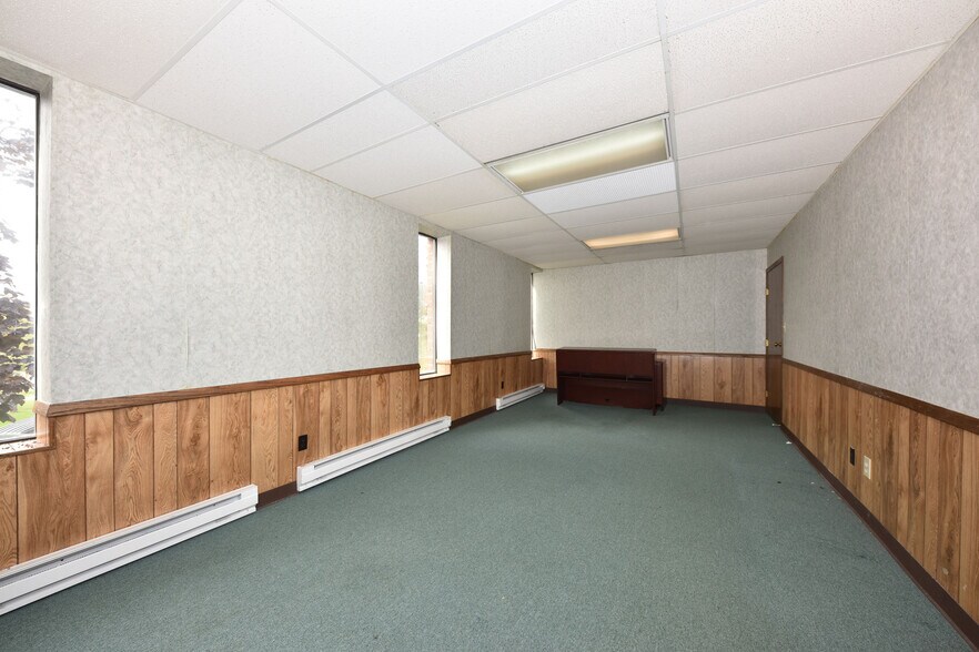More Photos Of 7400 W Brown Deer Rd, Milwaukee Office For Sale