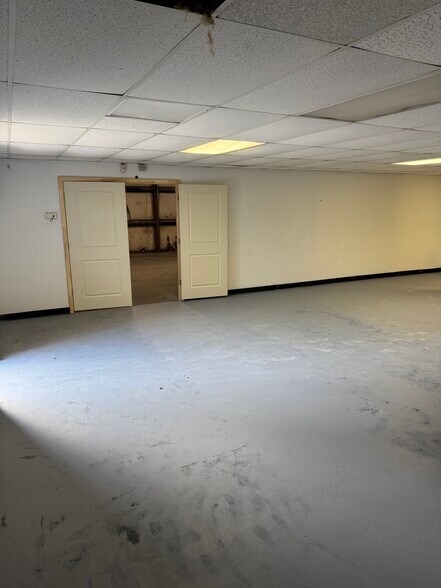 More Photos Of 6848 Satchelford Rd, Columbia Light Distribution For Lease