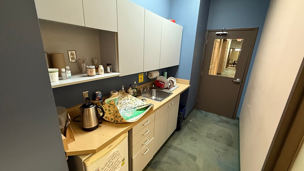 More Photos Of 346 Portage Av, Winnipeg Office For Lease