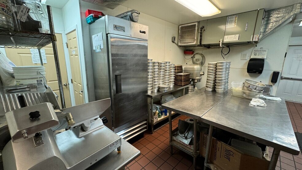 More Photos Of 550 S Main St, Nazareth General Retail For Sale