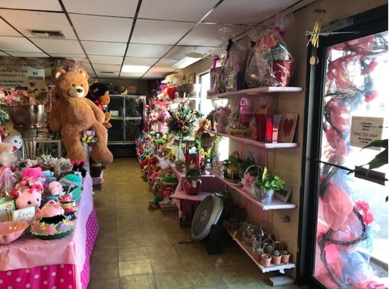 More Photos Of 1117-1119 Bustamante St, Laredo General Retail For Sale