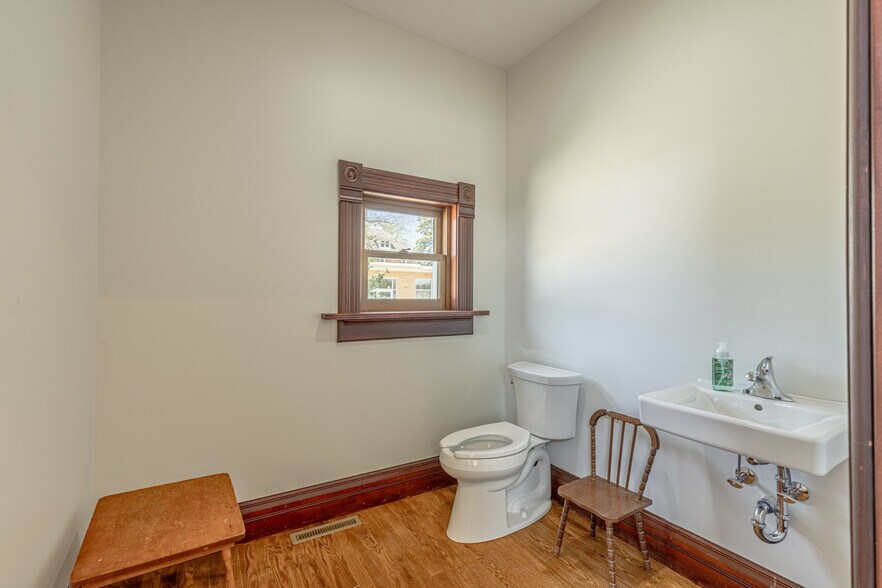 More Photos Of 1303 11th St, Monroe Storefront Retail Office For Lease