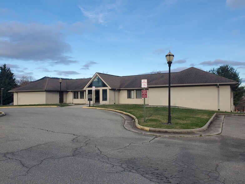 More Photos Of 7857 Enon Dr, Hollins Medical For Sale