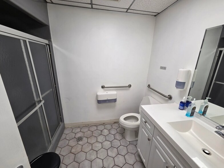 More Photos Of 3918 W 63rd St, Chicago Medical For Sale