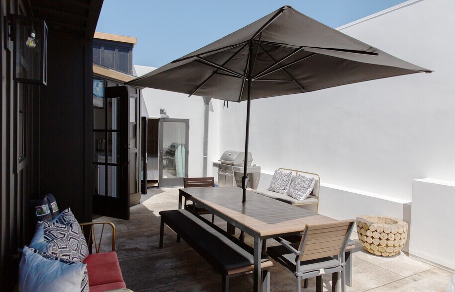 More Photos Of 511 E Balboa Blvd, Newport Beach Storefront Retail Residential For Sale