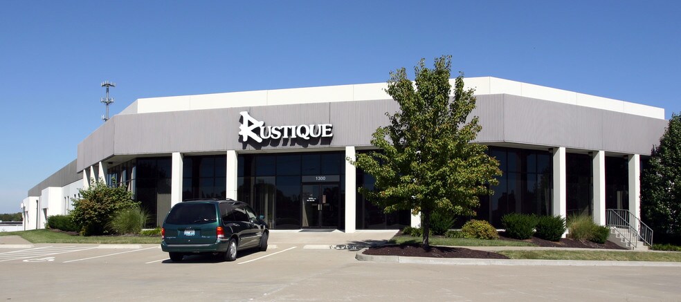 More Photos Of 1300-1308 Rustique Sq, O'Fallon Warehouse For Lease