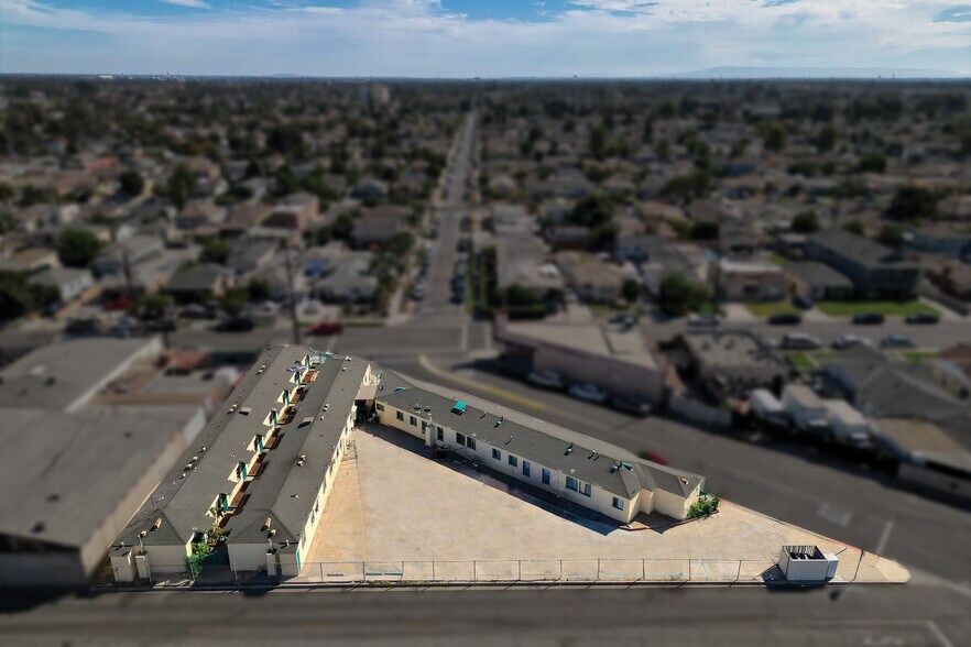 More Photos Of 4001 E 52nd St, Maywood Apartments For Sale