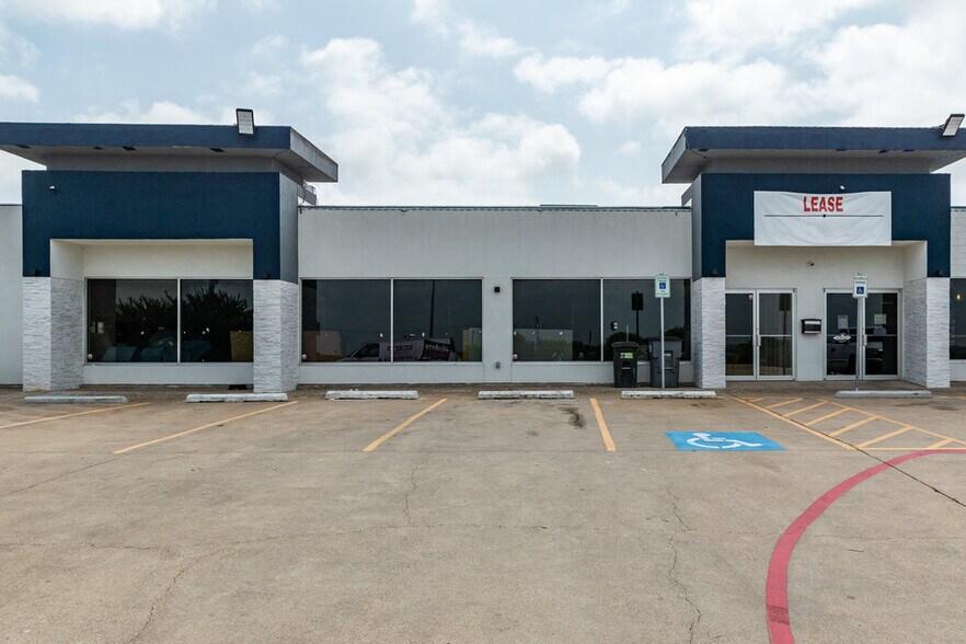 More Photos Of 1600 N Interstate 35 E, Lancaster Storefront Retail Office For Lease