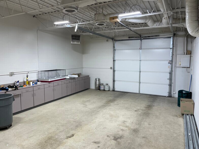 More Photos Of 3060 Valleywood Dr, Kettering Flex For Lease