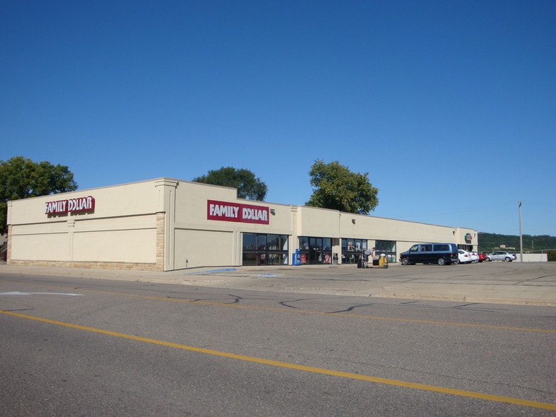 More Photos Of 800-826 S Front St, Mankato Storefront For Lease